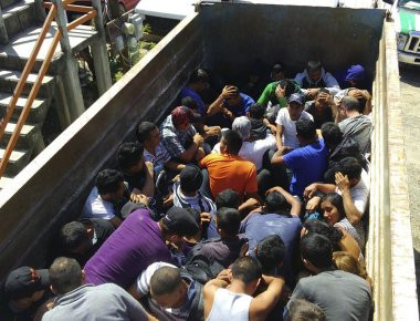 Διακινητές εγκατέλειψαν 178 μετανάστες μέσα σε νταλίκα στο Μεξικό